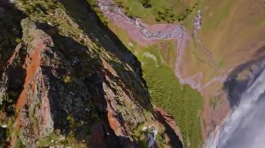 FPV insansız hava aracı ile hava fotoğrafçılığı. Yüksek hızlı dalış ve yüksek dağlardaki bir uçurumdan kayma. Bir dağ nehrinin üstündeki uçurumdan düşmek.