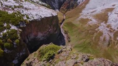 FPV insansız hava aracı ile hava fotoğrafçılığı. Yüksek hızlı dalış ve yüksek dağlardaki bir uçurumdan kayma. Bir FPV İHA ile dinamik bir atış. Hız kavramı