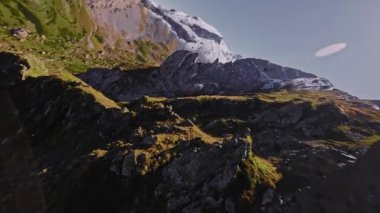 FPV insansız hava aracı ile hava fotoğrafçılığı. Yüksek hızlı dalış ve yüksek dağlardaki bir uçurumdan kayma. Bir dağ nehrinin üstündeki uçurumdan düşmek.