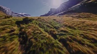 Güneşli bir günde yüksek hızda bir FPV İHA ile bir dağ uçurumunun son derece yakın uçuşu. Dağlarda yüksek dalış kuadkopteri ve İHA uçuşları