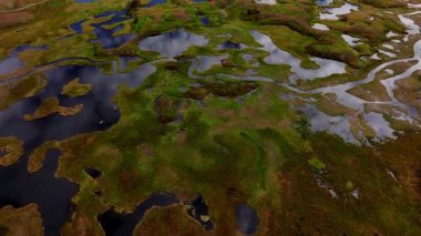 Yukarıdan aşağıya doğru. Serseri. Gün batımında bozkır bir dağlık alanda bir dağ nehri akıntısı çok sayıda dökülür. Doğadaki tatlı su kaynakları. Hava görüntüsü. Doğal temiz su kaynakları.