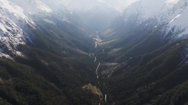 Sonbaharda küçük bir nehri olan yüksek bir dağ geçidi. Güneşli bir günde hava görüntüsü