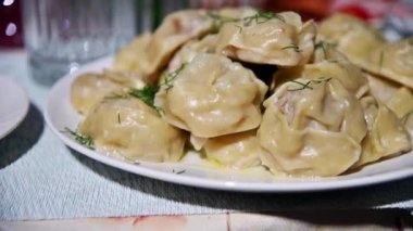 Tabakta yeni pişmiş bir manti tabağı. Orta Asya ve Çin 'in geleneksel yemekleri