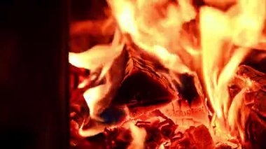 Ateş alevleri, küçük bir sobada yanan odun. Kışın sıcak bir ev, sıcak. Noel tatili