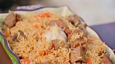 Kışın açık havada seramik bir kasede taze pişmiş pilav. Lezzetli bir Kazak etnik yemeği. Yakın plan.