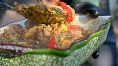 Seramik bir kasede taze pişmiş sıcak pilav servis edilir. Lezzetli bir Kazak etnik yemeği. Yakın plan.