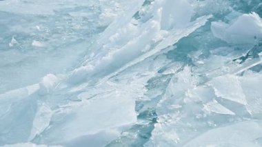 En saf donmuş buza yakın plan, tamamen şeffaf. Buz yapısı ve küresel ısınma.