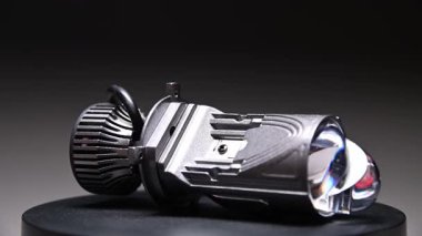 Lazer mercekli far optik seti gradyan arkaplan üzerinde döner.