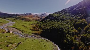 Bir helikopterin dağlarda kargo sapanlarıyla yaptığı hava görüntüsü. Dağlarda vuruldum.