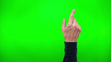 Bir erkek el yapımı video sürüsü birden fazla jest yapıyor. Yeşil ekran krom anahtar arka planında parmak soldan sağa birkaç kez kaydırır.
