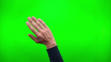 Avuç içini krom anahtarın üzerinde gezdirir. Akıllı telefon, tablet veya dokunmatik ekran kullanılıyor.