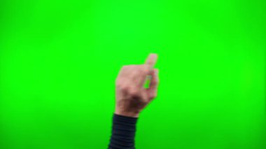 Bir erkek el yapımı video sürüsü birden fazla jest yapıyor. Yeşil ekran krom anahtar arka planında parmak soldan sağa birkaç kez kaydırır.