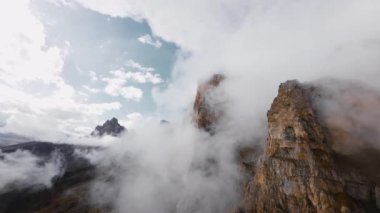 Alplerde ya da Kafkaslarda bir yerde kayaların oluşturduğu, alçak bulutlar, sis ve sisle kaplı görkemli dağların havadan görünüşü..
