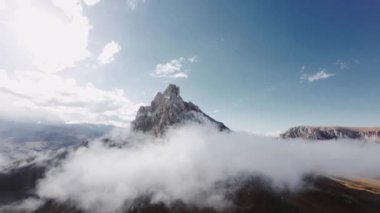 FPV uçaklarının dağ manzarasıyla çevrili destansı keskin kayaların yanında uçtuğunu gören ilk kişi..
