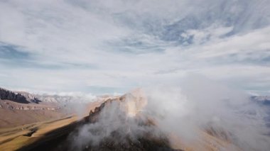 Güneşli bir günde bulutların tepesinde uçan insansız hava aracı kamerası görüntüsü..