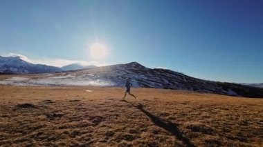 Hava manzaralı adam koşuyor, özgürlük, enerji, dağ yürüyüşü patikası, FPV drone, mutlu adam trekking rota tepeleri vadisi zirvesinde, doğada açık havada, enerji patlaması, atletik spor koşusu, yaz zamanı, parlak güneşli bir gün..