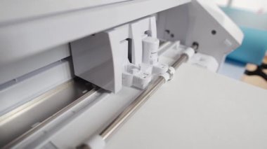 Bir cnc çizicisiyle kağıt kesme işlemi. Cnc makinesi kağıttan şekilleri otomatik olarak kesiyor..