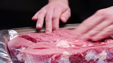 Erkekler pişirmeden önce biftek masajı yapar. Yemek hazırlamaya karşı duyarlı tavır..