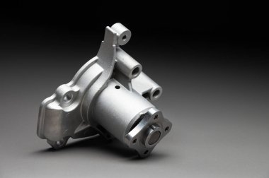 Araban için en kaliteli parçalar. Araba bakımı. Gri bir gradyan üzerinde motor soğutma sistemi için yeni su pompası.