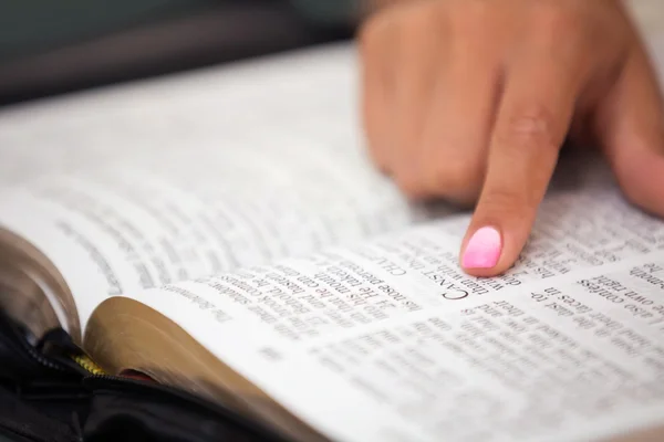 Primer plano de la lectura de la Santa Biblia — Foto de Stock