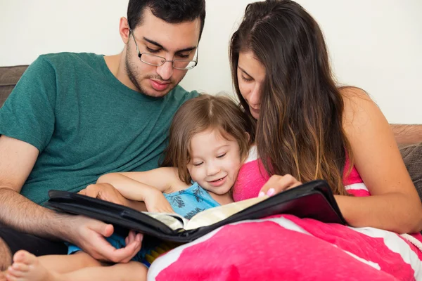 Familie liest gemeinsam die Bibel — Stockfoto