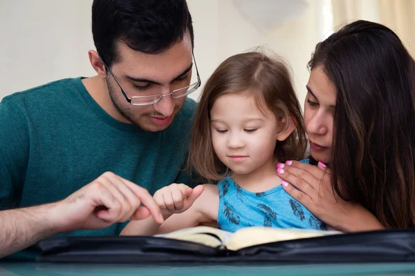 A Biblia olvasásával együtt család가족 함께 성경 읽기 — 스톡 사진