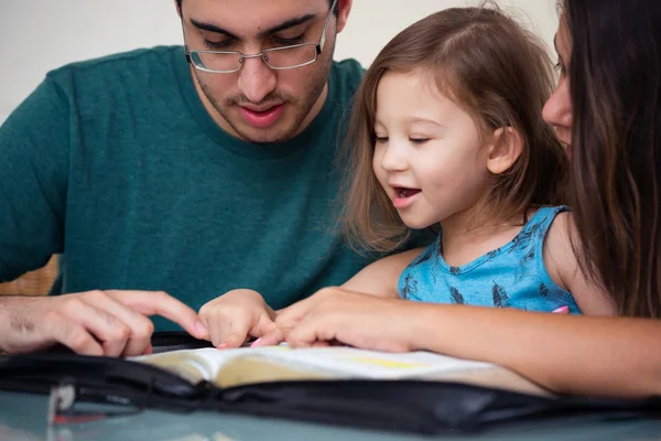 Familie citind Biblia împreună — Fotografie, imagine de stoc