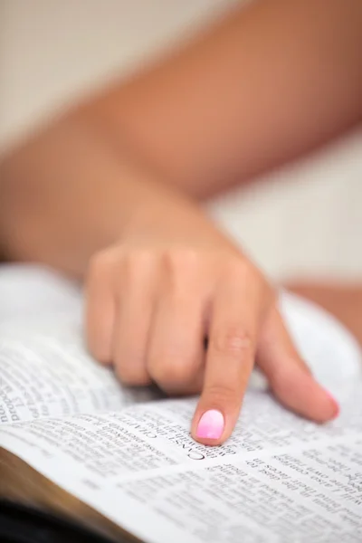 Nahaufnahme der Lektüre der Heiligen Bibel — Stockfoto