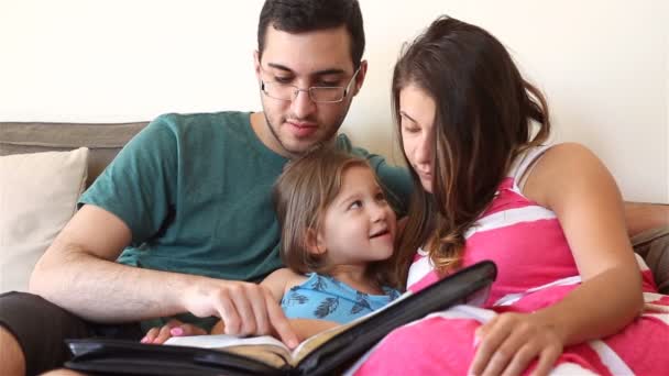 Família Lendo a Bíblia Juntos — Vídeo de Stock