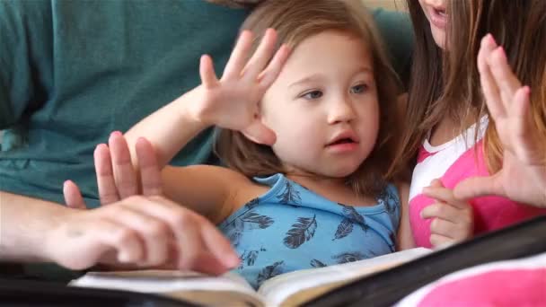 Familie lezen van de Bijbel samen — Stockvideo