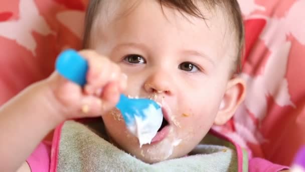 Comer bagunçado com bebê pequeno — Vídeo de Stock