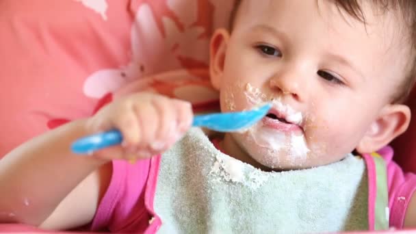厄介な小さな赤ちゃんと一緒に食べる — ストック動画
