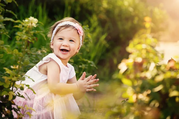 Gyönyörű kisgyermek kert mosolyogva és tapsoltak — Stock Fotó