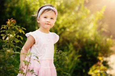 Bahçe içinde güzel yürümeye başlayan çocuk