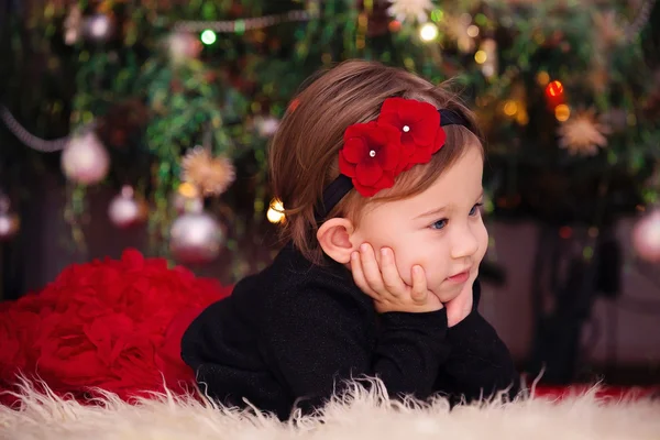 Noel ağacının altında kız bebek — Stok fotoğraf