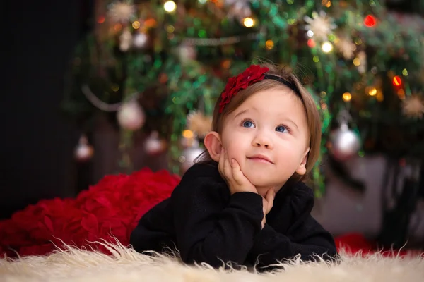 Девочка под рождественской елкой — стоковое фото