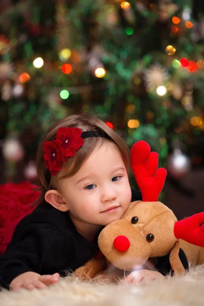 Meisje van de baby onder kerstboom — Stockfoto