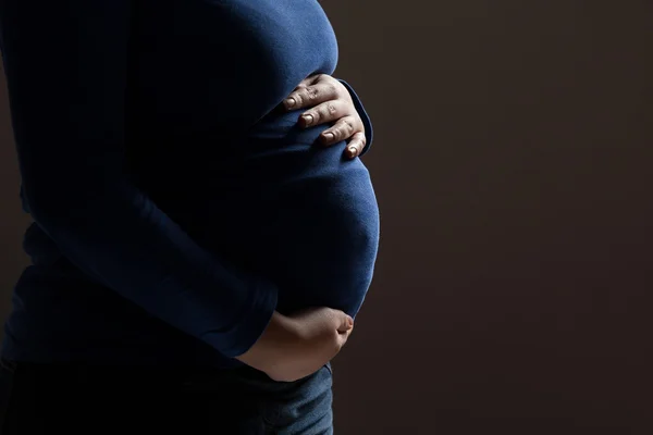 Esperando a mamá sosteniendo su barriga —  Fotos de Stock