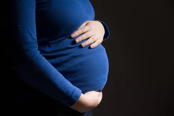 Verwacht moeder houden haar buik — Stockfoto