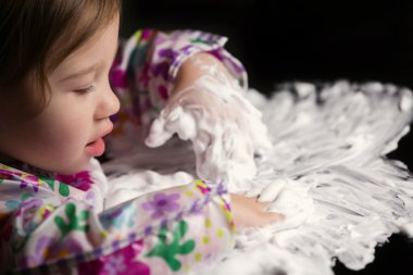 Yaratıcı Toddler beyaz köpük ile oynamak