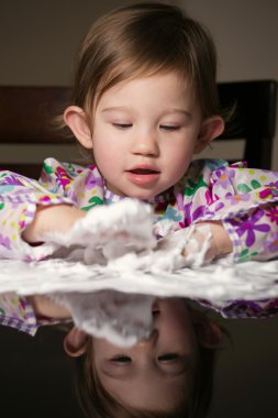 Yaratıcı Toddler beyaz köpük ile oynamak