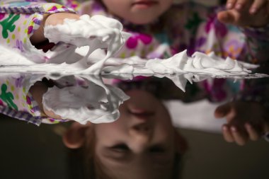 Yaratıcı Toddler beyaz köpük ile oynamak