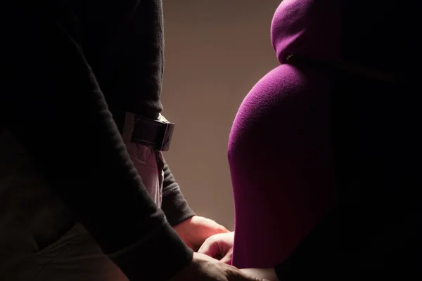 Erwarten Mama und Papa Händchen haltend — Stockfoto