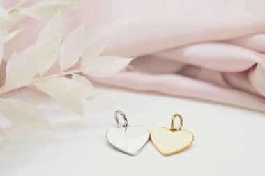 Pembe arka planda altın rengi. Gümüş kalp, doğum günü, düğün, Sevgililer Günü, 8 Mart, anne, sevgili,