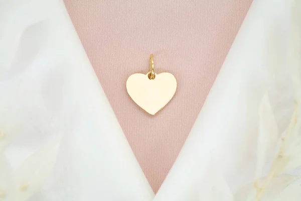 Fondo Rosa Con Dorado Corazón Joyería Plata Para Tarjetas Felicitación — Foto de Stock