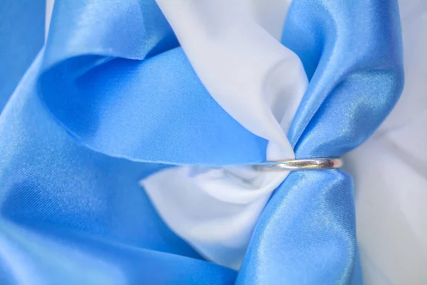 Ehering Für Karten Für Eine Hochzeitseinladung Liegt Auf Seide Satin — Stockfoto