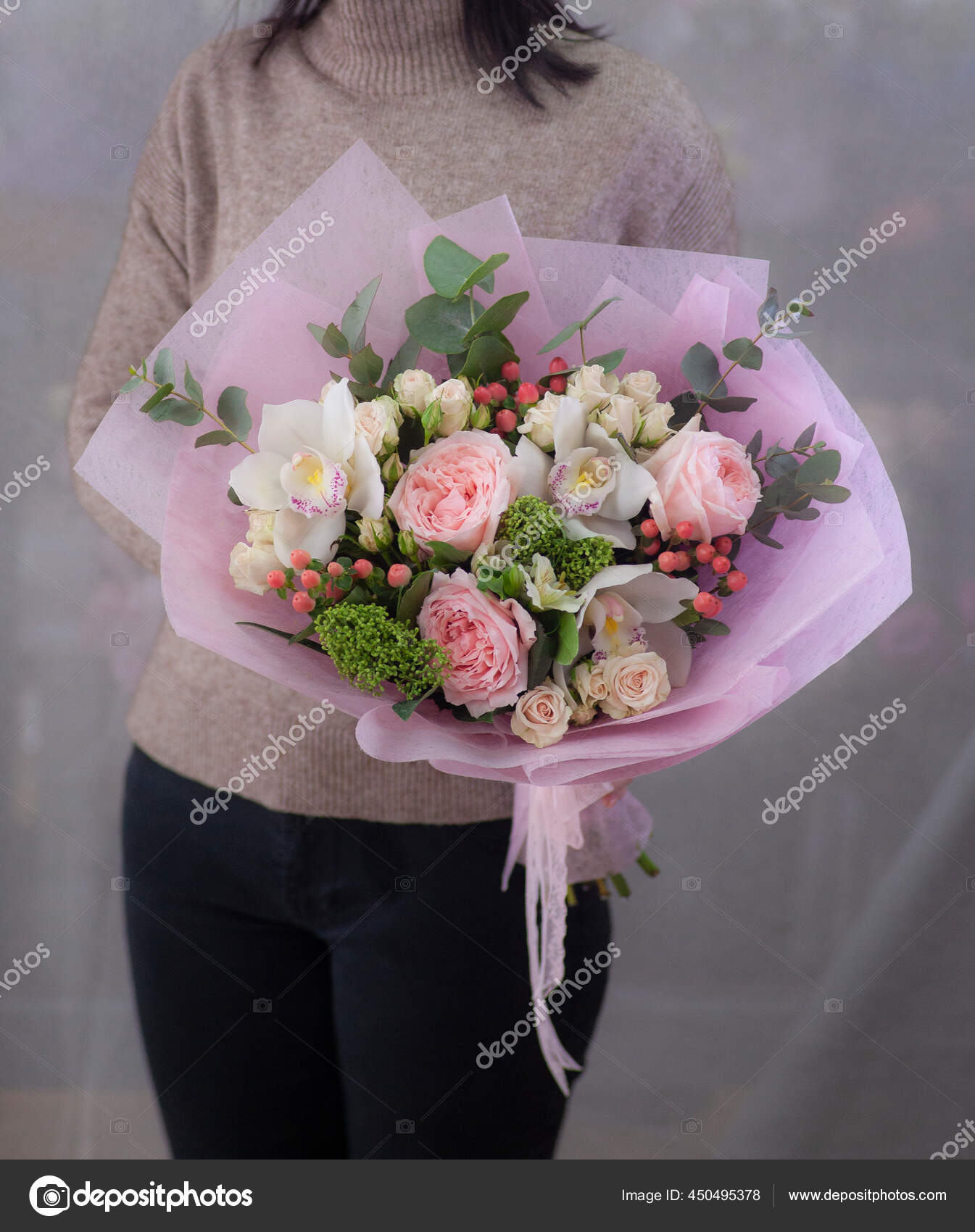 薄明かりの中でテーブルの上に花瓶の花 ストック写真 C Ignatyeva 薄明かりの中でテーブルの上に花瓶の花 ストック写真 C Ignatyeva