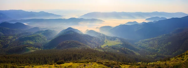 Nascer do sol nas montanhas dos Cárpatos — Fotografia de Stock