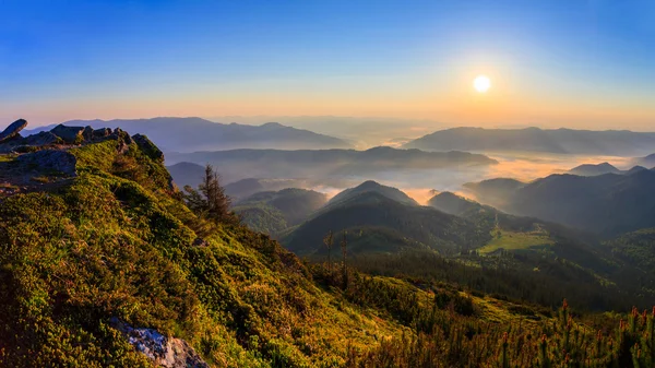 Схід сонця в Карпатських горах Ліцензійні Стокові Зображення