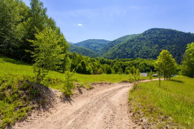 Dağlarda yol